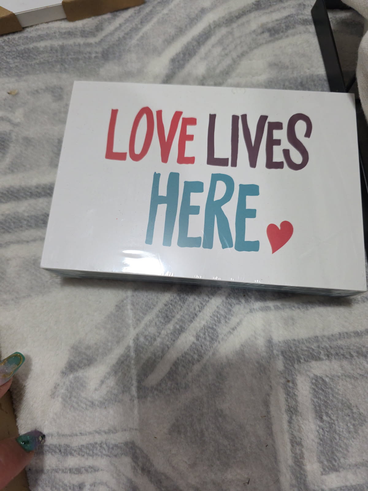 Quote Love Lives Here Wood Signs Inspirational Modern Farmhouse Decorations Sign with Wood Frame Decorative Hanging Wall Art For Home Bathroom Kichen 12x12in